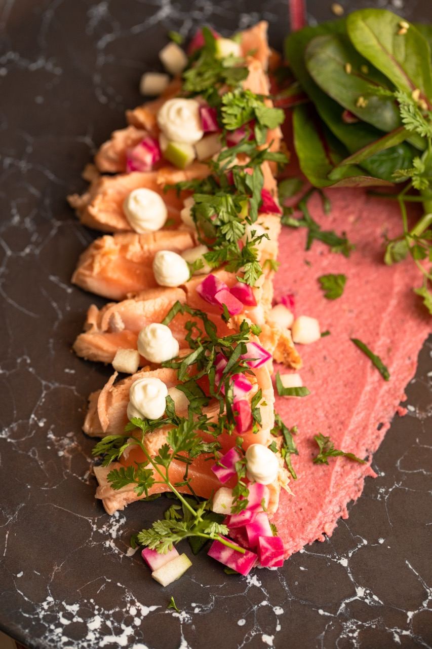 Tataki de saumon, crème de betterave, pickles et herbes