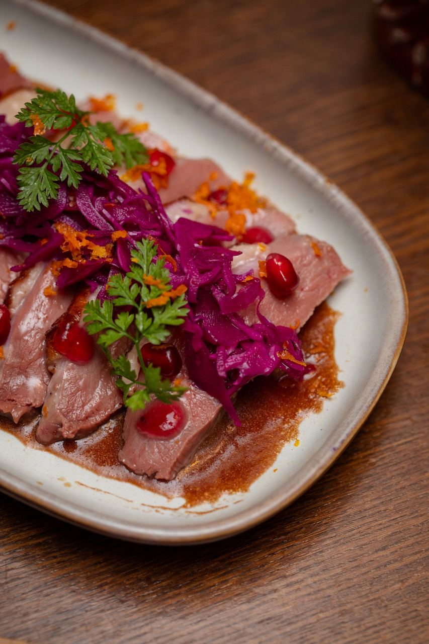 Tataki de bœuf, chou rouge mariné et grenade