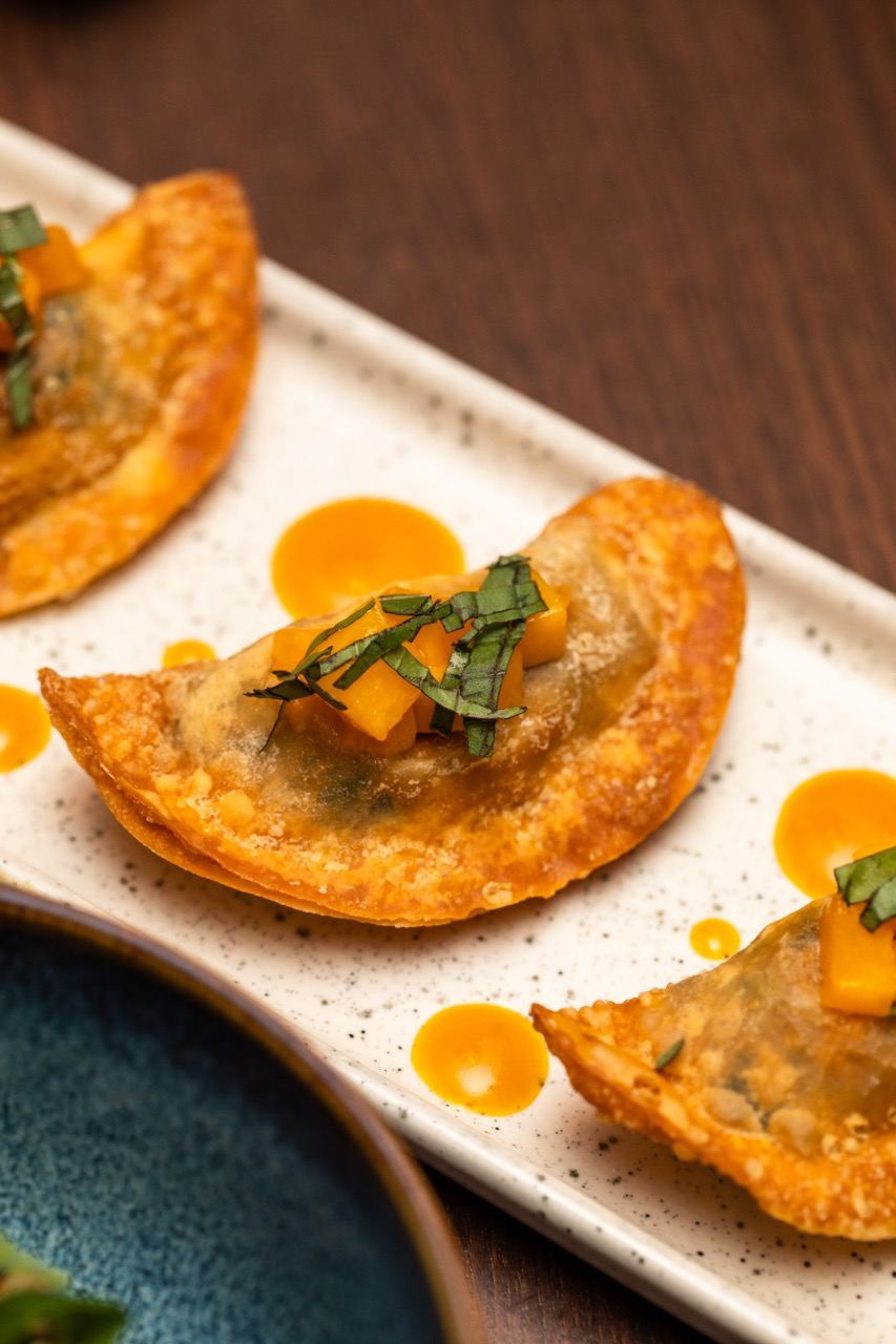 Gyozas dorés, sauce agrumes et herbes