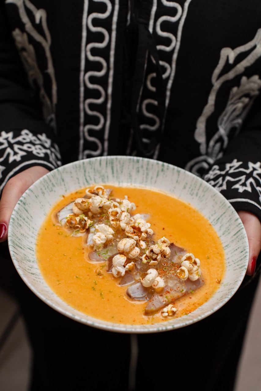 Poisson cru, bouillon épicé et riz soufflé