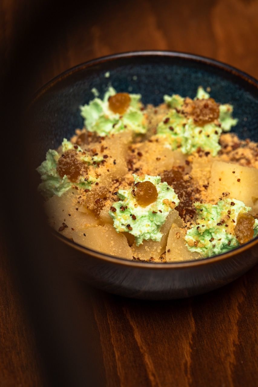 Pomme de terre fondante, crème d'herbes et crumble