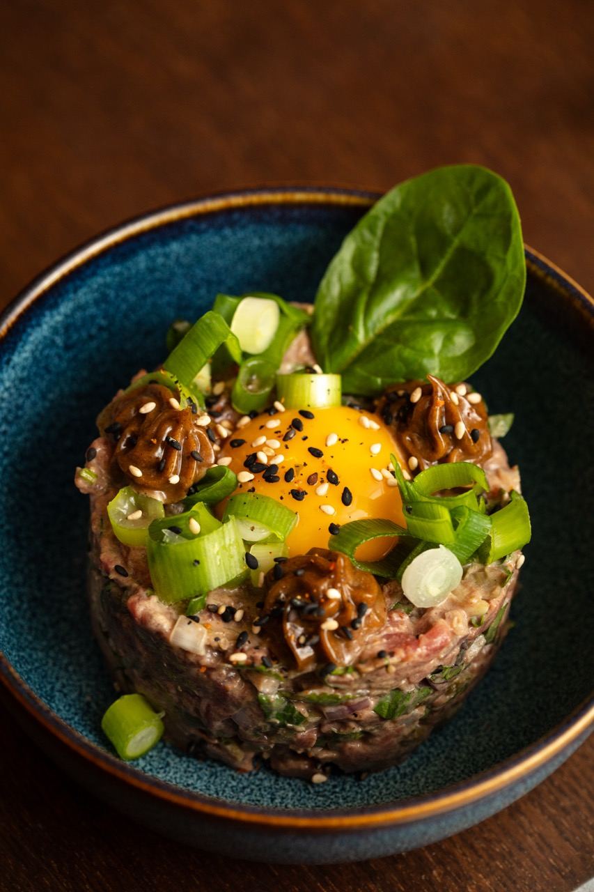 Tartare de bœuf, jaune d'œuf et noix caramélisées